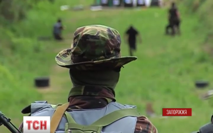 Бывшие "беркутовцы" учат бойцов батальона "Азов", как уничтожать террористов