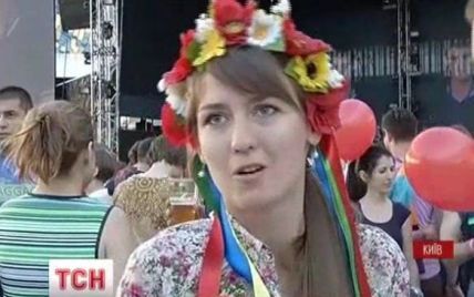 У Києві на грандіозний концерт "Океану Ельзи" фанати гурту вбралися у патріотичний одяг