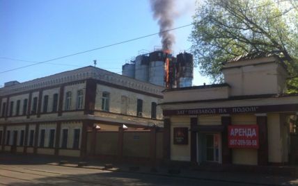 В Киеве на Подоле горит пивзавод