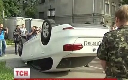 Под посольством России в Киеве раздавались взрывы, а люди переворачивали дипломатические авто