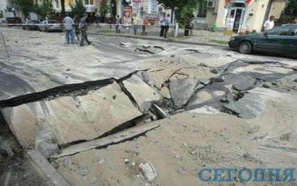 На столичному бульварі Шевченка утворилося провалля, бо "Київнерго" випробовувало тепломережі