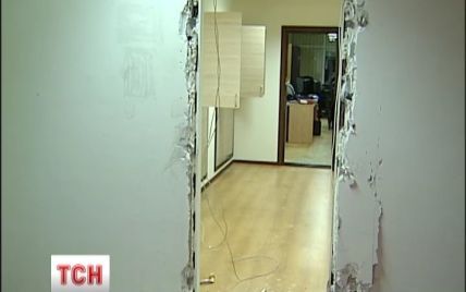 В Киеве вооруженные топорами и ножами неизвестные устроили погром в здании Госархстройинспекции