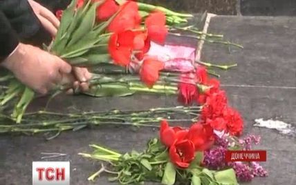 В центре Славянска хоронили расстрелянных боевиков, а рядом праздновали день рождения Ленина