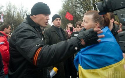В Днепропетровске проукраинские активисты сорвали митинг сепаратистов (видео)