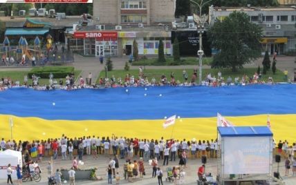 В Черкассах развернули самый большой в мире флаг Украины