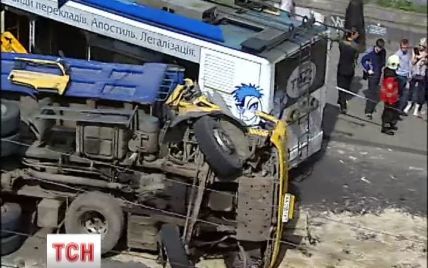 В Киеве водитель грузовика с песком мог специально перевернуть авто, чтобы спасти жизнь школьникам
