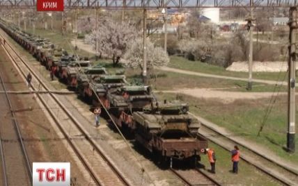 Росіяни везуть на територію Криму сотні своїх танків