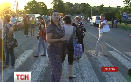 На Буковине возмущенные матери угрожают блокировать трассу, пока их сыновей не вернут с АТО