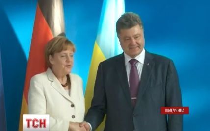 Меркель пообещала поддерживать Порошенко и похвалила украинцев за мудрость