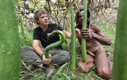 Папуасы показали Комарову, как сделать из тыквы одежку для пениса