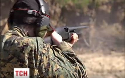 Украинцы массово ринулись учиться стрелять и осваивать рукопашный бой
