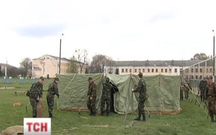 Новомобилизированым украинцам в армии формируют вещевые мешки и обеспечивают продуктами
