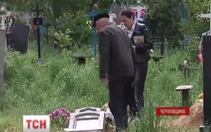 На Чернігівщині підлітки вночі, щоб похизуватися, розкопали могили на цвинтарі