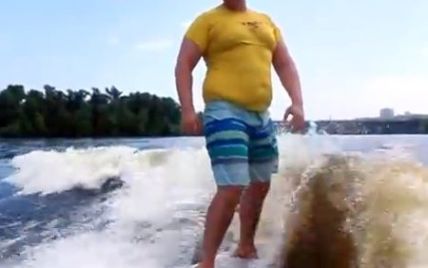 В Киеве Булатов на вейкборде рассекал Днепр, прыгая на волнах