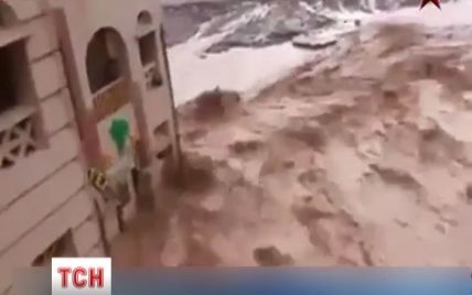 Мощное наводнение в Египте едва не смыло туристов в море