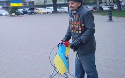 Одесситы купили электроколяску ветерану, который гулял на ходунках с флагом Украины