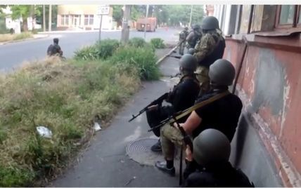 Появилось видео, как бойцы батальона "Азов" зачищают Мариуполь от террористов