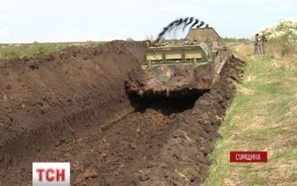 На Сумщине уже выкопали 20 километров 4-метрового противотанкового рва на границе с Россией