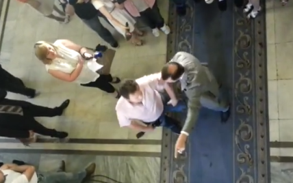 Ляшко вытолкал российских журналистов-"шпионов" из здания Рады (видео)