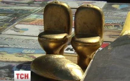 В столице золотые батон и унитаз Януковича стали трендом среди туристов