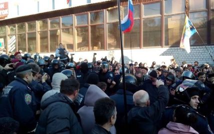 В Харькове сепаратисты с призывами "Россия!" ворвались в здание ОГА
