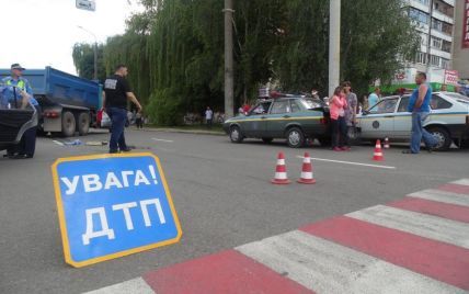 В Киеве на переходе водитель наехал на 15-летнюю девочку и скрылся с места ДТП