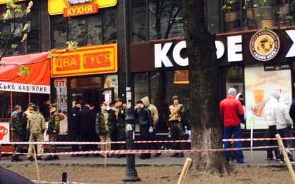 Неизвестные в масках и с битами ворвались в здание Укркоопсоюза на Крещатике - очевидцы