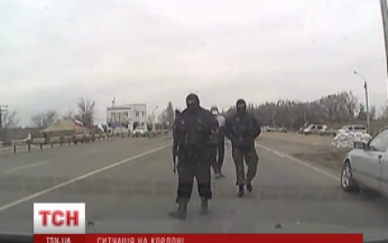 Вооруженные пограничники-самозванцы на выезде из Крыма грабят людей