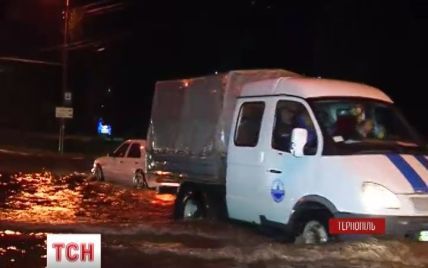 Непрерывные дожди подтопили дома на Прикарпатье и размыли колеи на Львовщине
