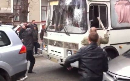 Появилось видео нападения сепаратистов на автобус с милицией в Харькове