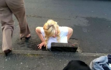 Пышногрудая блондинка застряла в канализации, пытаясь достать свой iPhone