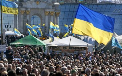 На Майдане Незалежности тысяча человек молится за Украину