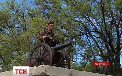 В Запорожье на блокпостах появились старинные казацкие пушки, которые и до сих пор метко стреляют