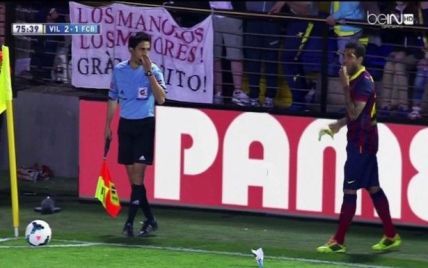Футболіст "Барселони" з'їв банан, який фанати метнули в нього (відео)