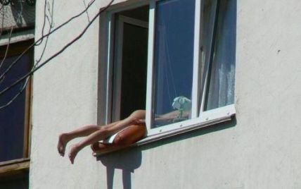 ЗМІ видали старе фото голої жінки у вікні за новину про затори у Відні