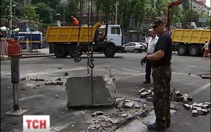Территория Майдана стала меньше на одну баррикаду