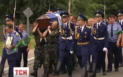 На Киевщине в последний путь провели летчика, который погиб под Славянском