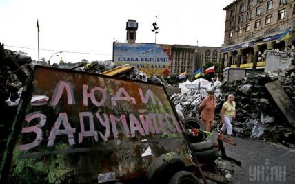 У центрі Києва прибирають барикади: псевдомайданівці приготували "коктейлі Молотова"