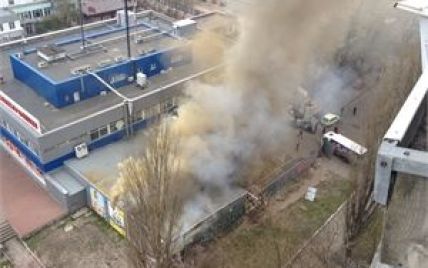 Пожар супермаркета на Виноградаре испугал киевлян и испек яблоки на складе