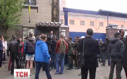 Под Лукьяновским СИЗО появились коктейли Молотова и шины для защиты узников от спецназовцев
