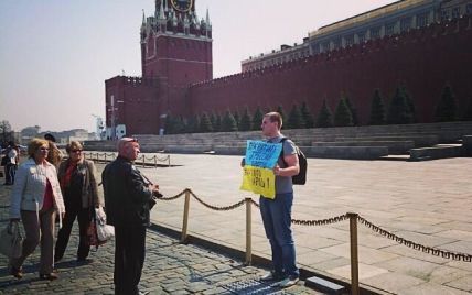 В Москве россиянин пикетировал возле Кремля с флагом Украины