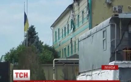 Мужественные пограничники отступили из Луганска, но оставили удивленным террористам украинский флаг