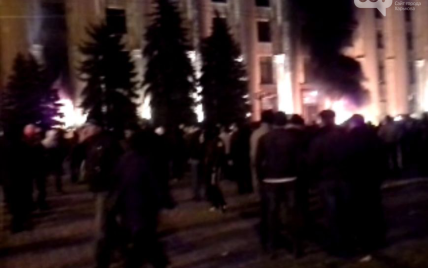 Сепаратисти підпалили Харківську ОДА і закидали її "коктейлями Молотова"