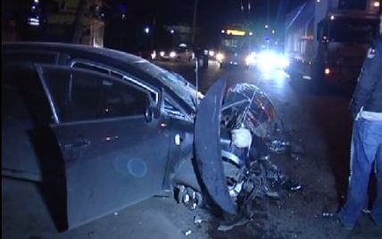 В Киеве авто на большой скорости въехало в столб и выдерло его с корнями (видео)