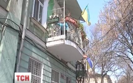 Одесситка забросала русофилов горшками с цветами, чтобы защитить государственные флаги