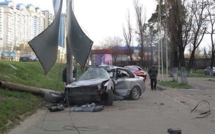 В Киеве иномарка на большой скорости въехала в столб