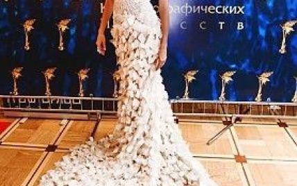 Звезда сериала "Кухня" Подкаминская поразила платьем с глубоким декольте и длинным шлейфом