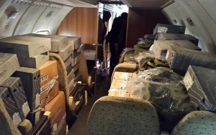 Аваков сфотографував у літаку нове обмундирування для українських силовиків