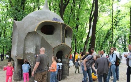 В Киеве появилась скульптура в виде гигантской головы богатыря