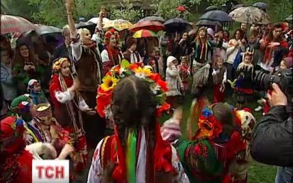 В Пирогово вызвали солнце по украинским традициям с гаивками и пасхальными песнями